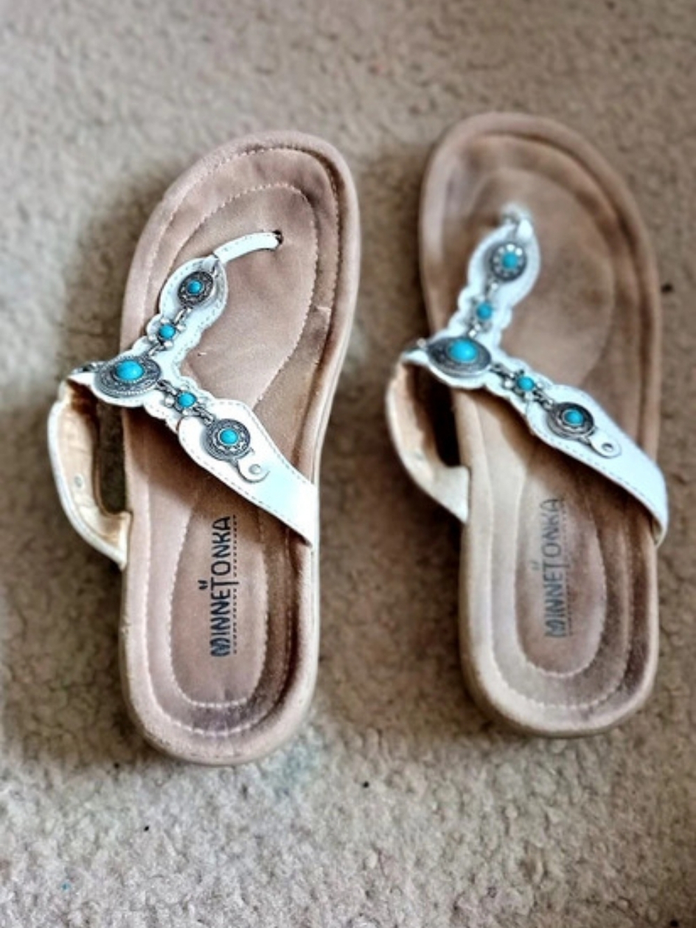 Minnetonka Silverthorne Thong Sandal Sandals White & Brown US 9